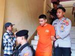 Petugas-polisi-saat-mengamankan-pelaku-pembunuhan-di-Bogor-Jawa-Barat.jpg
