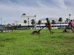Petugas-sedang-memotong-rumput-di-Alun-Alun-Johar-Senin-312022.jpg