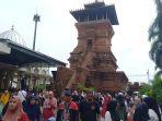 Peziarah-memadati-kawasan-Masjid-Menara-Kudus.jpg