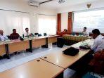 Pihak-Dispermasdes-menyerahkan-SK-pemberhentian-dengan-hormat-kepada-2-Kades-Karanganyar.jpg