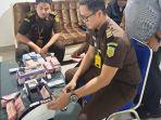 Pihak-Kejari-Karanganyar-menghitung-uang-yang-dikembalikan-oleh-Camat-Ngargoyoso-Agus-Wahyu.jpg