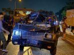 Pikap-hantam-trailer-yang-terparkir-di-bahu-jalan-Sopir-pikap-kon.jpg