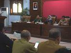 Pj-Bupati-Batang-Lani-Dei-Rejeki-bersama-Forkopimda-saat-konferensi-pers.jpg