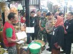 Pj-Bupati-Batang-Lani-Dwi-Rejeki-bersama-Forkopimda-saat-meninjau-operasi-pasar.jpg