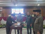 Pj-Bupati-Jepara-Edy-Supriyanta-membubukan-tanda-tangan-dalam-pengesahan-Perda-RTRW.jpg