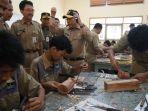 Dukung Regenerasi Pengukir, Pj Bupati Edy Supriyanta Kucurkan Beasiswa Bagi 30 Pelajar SMKN 2 Jepara