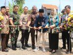 Pj-Bupati-Jepara-Edy-Supriyanta-saat-meresmikan-sentra-oleh-oleh-olahan-ikan.jpg