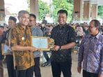 Pj-Bupati-Karanganyar-Timotius-Suryadi-menyerahkan-piagam-penghargaan-kepada-perwakilan-BUMDes.jpg