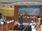 Pj-Bupati-Yunita-saat-menyerahkan-SPMK-tahap-kedua-kepada-kontraktor-sebagai.jpg