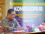 Pj-Gubernur-Jateng-Nana-Sudjana-saat-mengisi-kegiatan-bersaa-Komisi-II.jpg