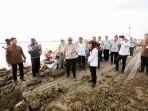 Pj-Gubernur-Jawa-Tengah-Nana-Sudjana-saat-meninjau-lokasi-banjir-di-Kecamatan-Karanganyar.jpg