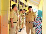 Plh-Bupati-Pekalongan-Riswadi-saat-monitoring-PPDB-di-SMPN-1-Kajen.jpg