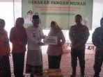 Plt-Wali-Kota-Pekalongan-Salahudin-saat-menyalurkan-bantuan-sarp.jpg