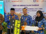 Plt-Wali-Kota-Pekalongan-Salahudin-saat-menyerahkan-pemena.jpg