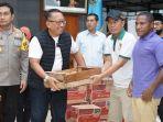 Plt-Walikota-Salatiga-Sinoeng-Nugroho-memberi-bantuan-sembako-kepada-ratusan.jpg