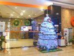 Pohon-Natal-Sustainable-dari-Botol-Bekas-HARRIS-Hotel-Sentraland-Semarang.jpg