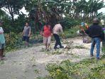 Polisi-bersama-warga-mengevakuasi-pohon-tumbang-di-Pati.jpg