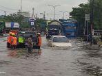 Polisi-dan-pekerja-tol-saat-membantu-pikap-sayur-milik-pasanga.jpg