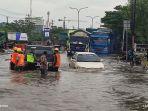 Polisi-dan-pekerja-tol-saat-membantu-pikap-sayur.jpg