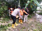 Polisi-dan-wargt-hujan-sore.jpg