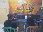 Polisi-dari-Polsek-Kutasari-saat-menangkap-dan-memeriksa-dua-orang-yang-diduga-me.jpg