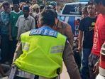 Polisi-dibantu-warga-mengevakuasi-korban-kecelakaan-di-Desa-Penyengat-Olak.jpg