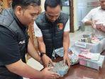 Polisi-melakukan-penghitungan-uang-hasil-sitaan-dari-penggrebekan-kasino-Baby-Fac.jpg