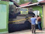 Polisi-memasang-garis-polisi-di-lokasi-penemuan-2-jasad-membusuk.jpg