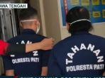 Polisi-membawa-dua-tersangka-pengeroyokan-bos-rental-mobil-di-Desa-Sum.jpg