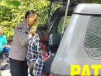 Polisi-membawa-pelaku-pencurian-sepeda-motor-di-wilayah-Desa-Kemiri-Kecamatan-Kebakkramat.jpg