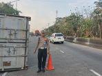 Polisi-mengatur-lalu-lintas-dan-bersiap-mengevakuasi-boks-atau-kon.jpg