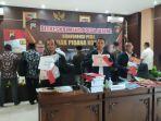 Polisi-menunj-di-di-kantor-Direktor2022.jpg