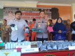 Polisi-menunjukkan-barang-bukti-bubuk-petasan-yang-dijual-di-Cilacap.jpg