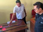 Polisi-menunjukkan-barang-bukti-senjata-tajam-yang-digunakan-berduel.jpg
