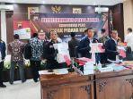 Polisi-menunjukkan-bu-di-kantor-Direkto022.jpg
