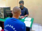 Polisi-saat-memeriksa-pelaku-pencurian-sepeda-motor-yang-terjadi-di-sebuah-rumah-warga.jpg