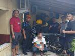 Polisi-saat-menangkap-pelaku-JKW-24-warga-Kecamatan-Purwokerto-Timu.jpg