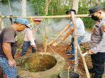 Polisi-saat-mengevakuasi-temuan-kerangka-manusia-di-sumur-milik-Vera.jpg