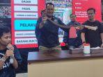 Polisi-saat-menunjukan-celurit-yang-digunakan-Guntur-Irawan.jpg