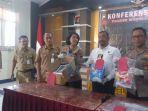 Polisi-sedang-menunjukkan-barang-bukti-pembuangan-bayi-di-Magelang-saat-jumpa-pers.jpg