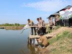 Polresta-Cilacap-melakukan-aksi-tebar-ribua-benih-ikan-dan-penanaman-r.jpg
