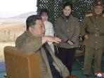 Presiden-Kim-Jong-Un-ditemani-oleh-istrinya-Ri-Sol-Ju-dan-putri-mereka.jpg