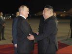Presiden-Rusia-Vladimir-Putin-tengah-kiri-disambut-oleh-pemimpin-Korea-Utara-Kim-Jong-Un.jpg