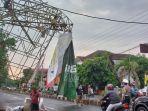 Proses-evakuasi-baliho-yang-rusak-usai-diterjang-angin-kencang-di-Jalan-Solo-Tawangmangu.jpg