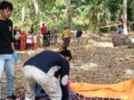 Proses-evakuasi-jenazah-Daeng-Kulle-40-petani-tewas-rebutan-air.jpg