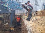Proses-evakuasi-pekerja-yang-tertimbun-tanah-saat-memperbaiki-gorong-gorong.jpg