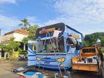 Proses-pembangunan-posko-mirip-bus-di-Alun-alun-Blora.jpg