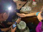 Proses-pemotongan-cincin-di-jari-tengah-Joko-Ratmono-47-warga-Bin.jpg