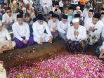 Prosesi-pemakaman-Nyai-Hj-NaPondok-Pes2-pagi.jpg