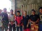 Purnomo-tengah-berbaju-merah-bersama-warga-dan-personel-Polsek-Tapalang-Mamuju.jpg